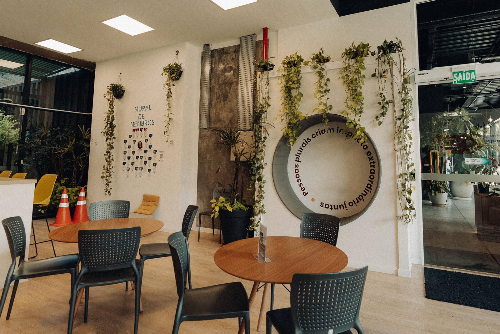 Ambiente do coworking do Impact Hub Floripa